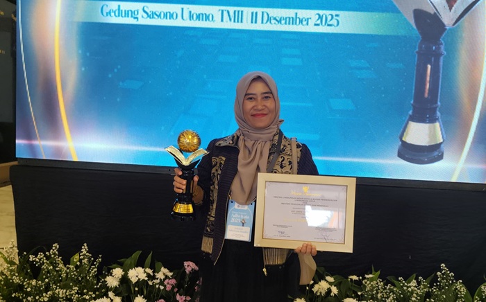 Kepala SMPN 1 Semanding Sulistiyo Handayani, S.Pd., M.Pd membawa trofi Adiwiyata Mandiri dari Menteri Lingkungan Hidup dan Menteri Pendidikan Dasar dan Menengah Republik
