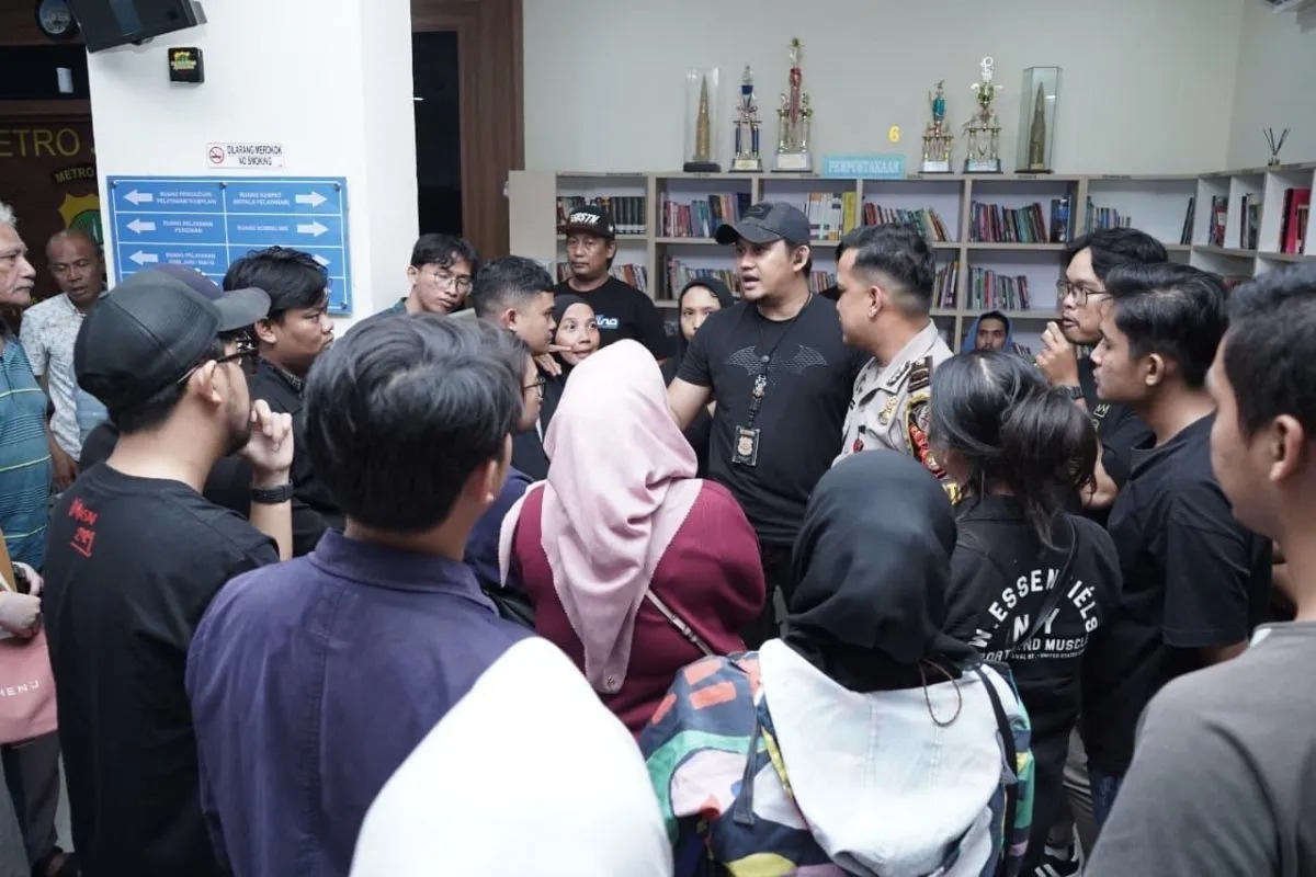 Para korban penipuan wedding organizer Ayu Puspita di Polres Metro Jakarta Utara pada Minggu (7/12/2025) malam.