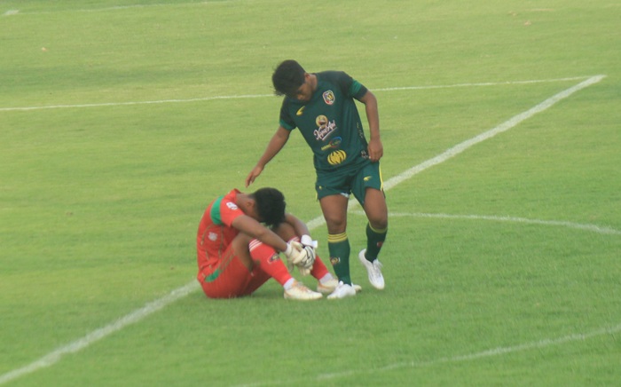 Ekspresi kecewa pemain Persatu Tuban ketika peluit tanda berakhirnya pertandingan dibunyikan, usai kalah 1-2 dari Perseta Tulungagung pada pertandingan babak penyisihan Grup C Liga 4 Kapal Api.