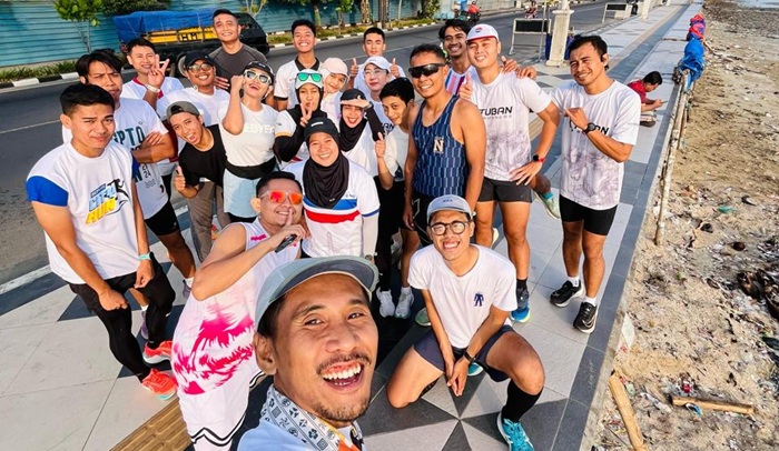 Anggota Komunitas Tuban Runners foto bersama di tepi pantai Jalan RE Martadinata.