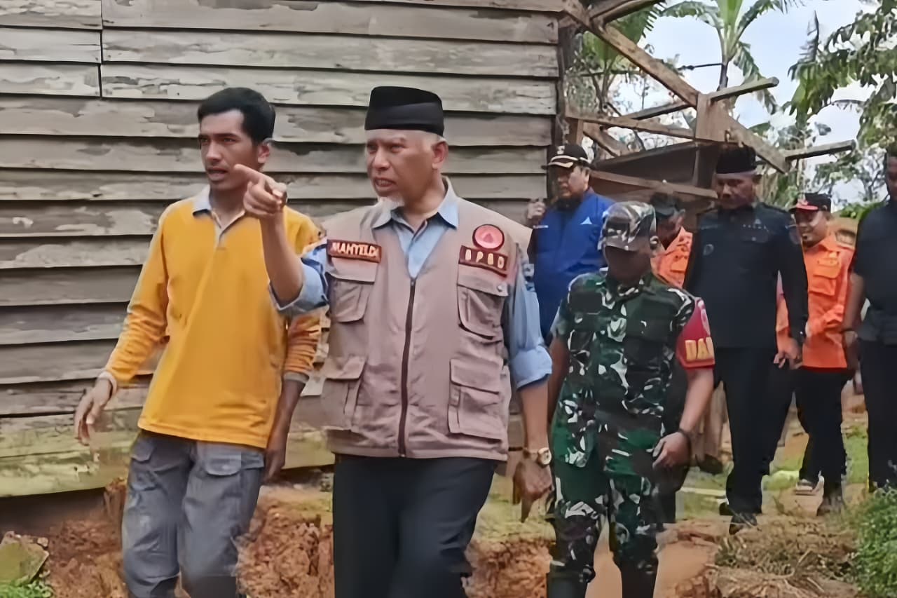 Mahyeldi Ansharullah, Gubernur Sumatera Barat, saat berada di lokasi bencana.