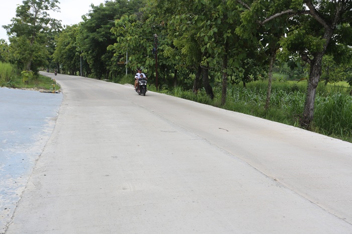 Jalan Bulu-Jatirogo yang sebelum rusak parah, kini telah diperbaiki menggunakan rigid beton.
