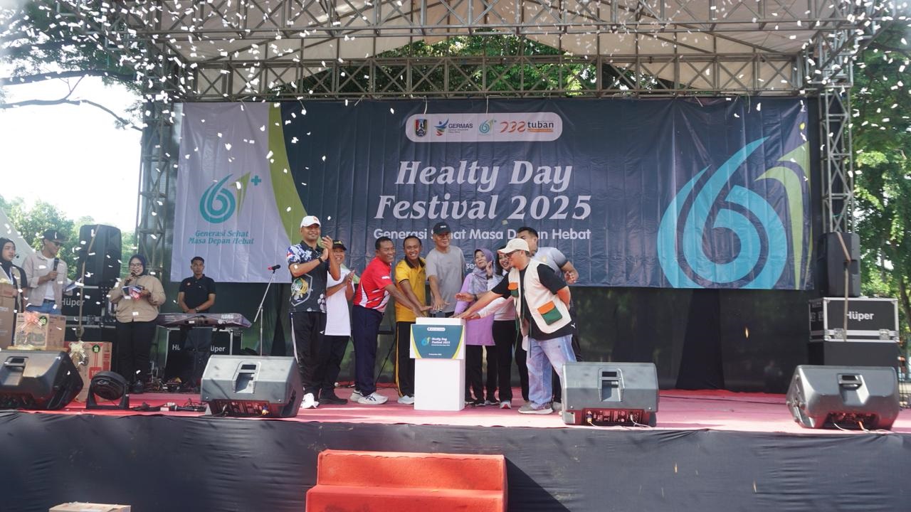 Wakil Bupati Tuban Drs. Joko Sarwono (tengah) dan Plt Kepala Dinas Kesehatan, Pengendalian Penduduk, dan Keluarga Berencana Tuban drg. Roikan (paling kanan) resmi membuka peringatan HKS.