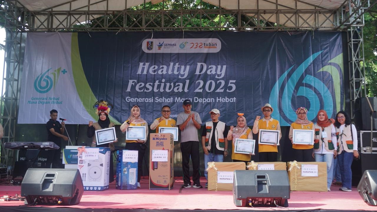 Wabup Tuban Drs. Joko Sarwono dan Plt Kepala Dinas Kesehatan Pengendalian Penduduk dan Keluarga Berencana Tuban drg. Roikan menyerahkan penghargaan bidang kesehatan kepada sejumlah instansi.