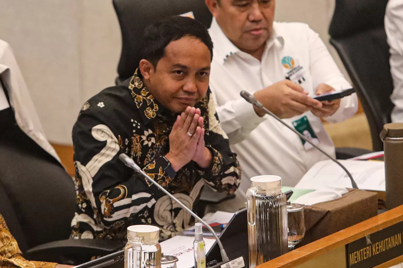 Menteri Kehutanan Raja Juli Antoni saat mengikuti rapat kerja dengan Komisi IV DPR