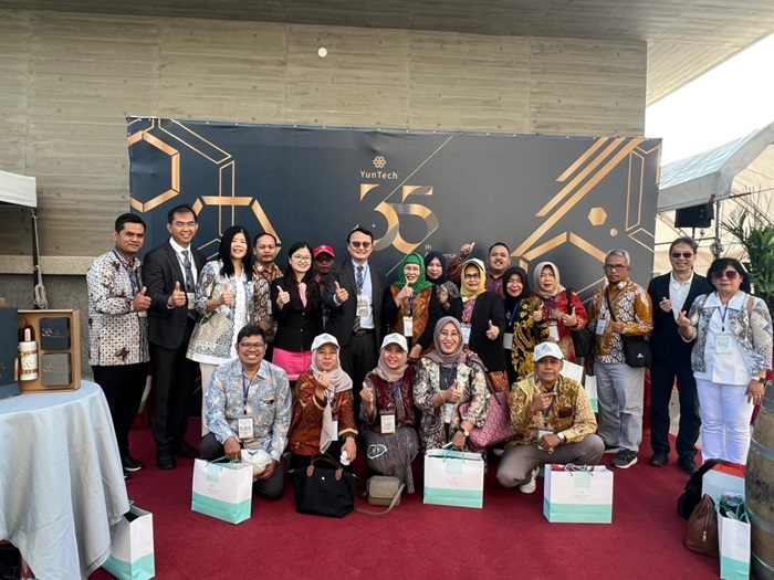 Wakil Rektor (Warek) III Bidang Kemahasiswaan Unirow Tuban, Suantoko, M.Pd. bersama 17 rektor dan profesor dari berbagai perguruan tinggi Indonesia pada perayaan ulang tahun ke-35 YunTech.