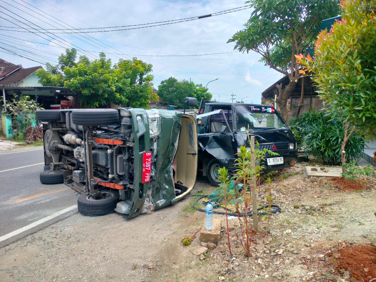 Mobil Transpas Lapas Tuban terguling dan menabrak pikap terparkir di Desa Semo.