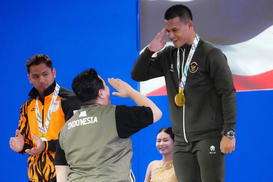 Letda Rizki Juliansyah saat berada di podium usai raih emas Sea Games 2025 Thailand.