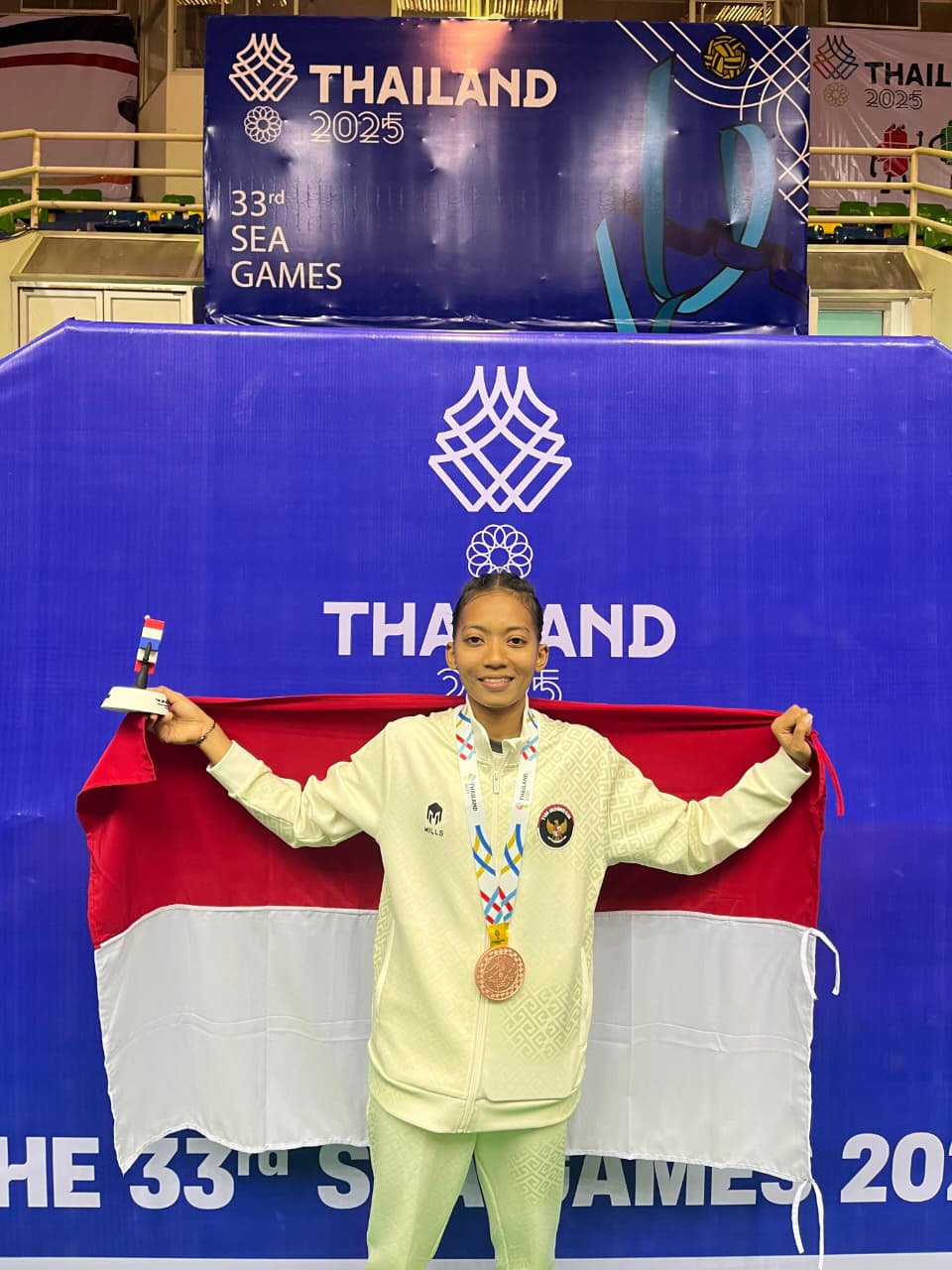 Salsa Sabilillah, atlet sepak takraw asal Tuban, mencatat debut manis dengan meraih perunggu di SEA Games.
