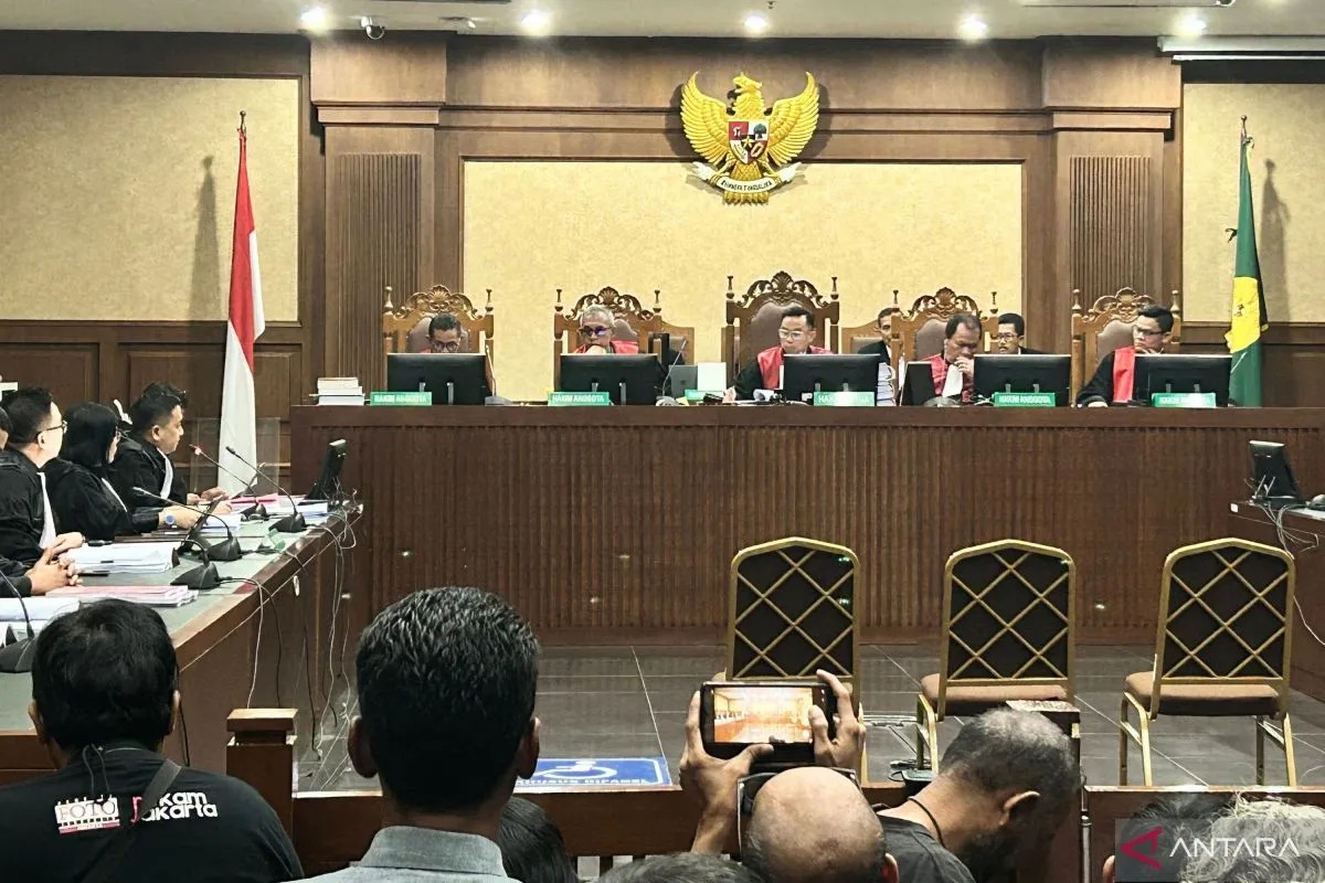 Sidang pembacaan surat dakwaan kasus dugaan korupsi pengadaan laptop Chromebook Kemendikbudristek, di Pengadilan Tindak Pidana Korupsi pada Pengadilan Negeri Jakarta Pusat, Selasa (16/12)