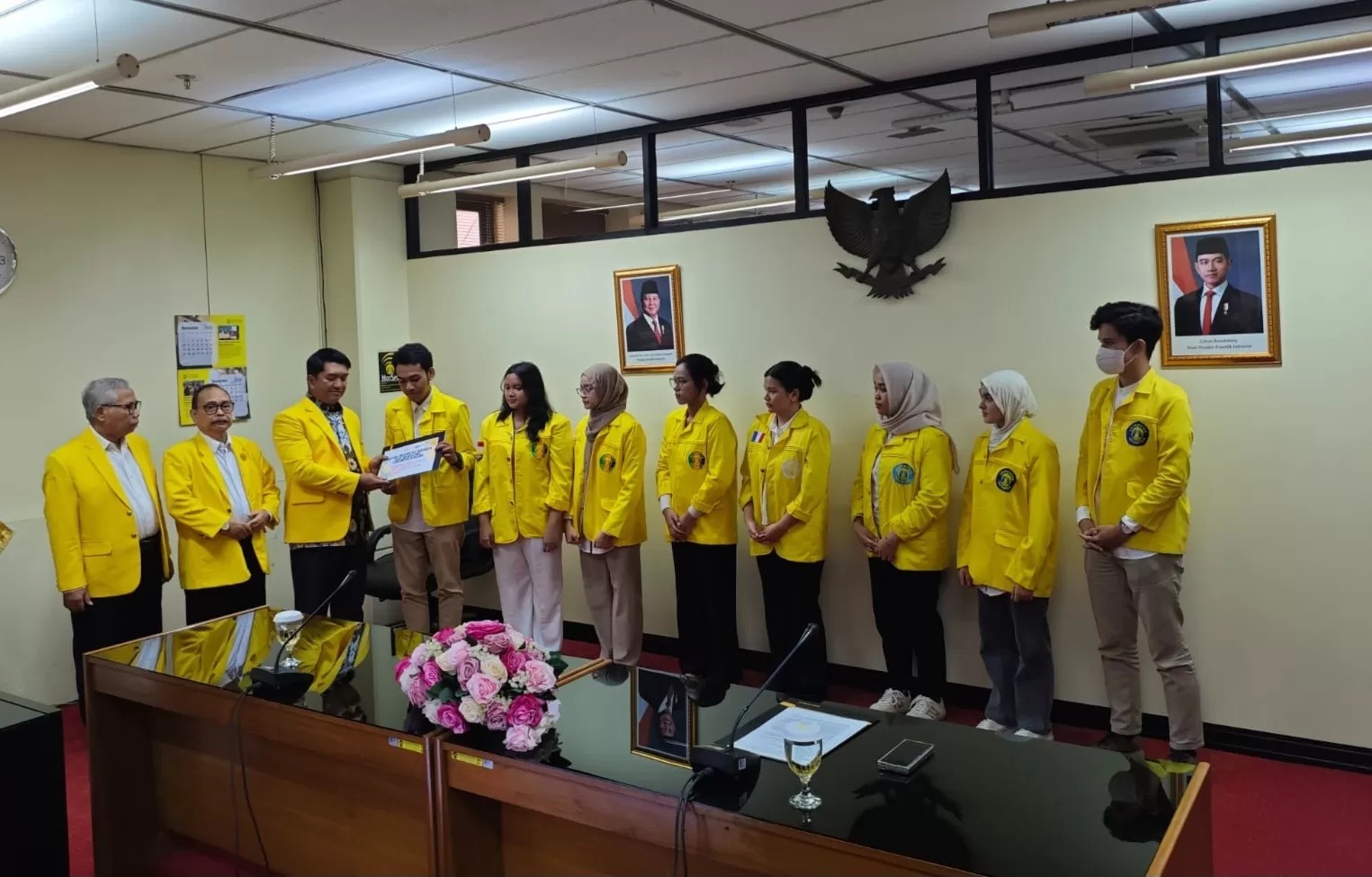Rektor UI Heri Hermansyah menyerahkan bantuan kepada mahasiswa yang terdampak bencana Sumatra.