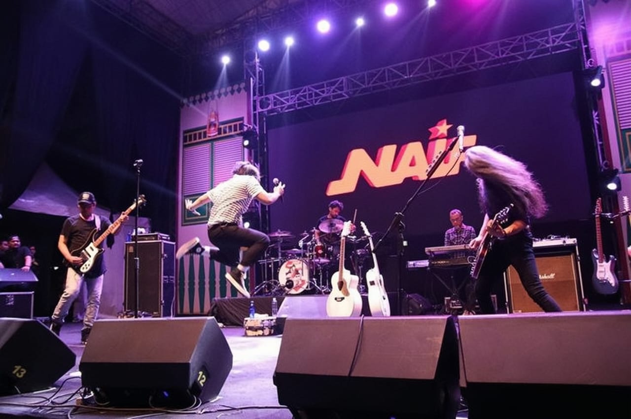 Foto ketika Band Naif tengah konser.