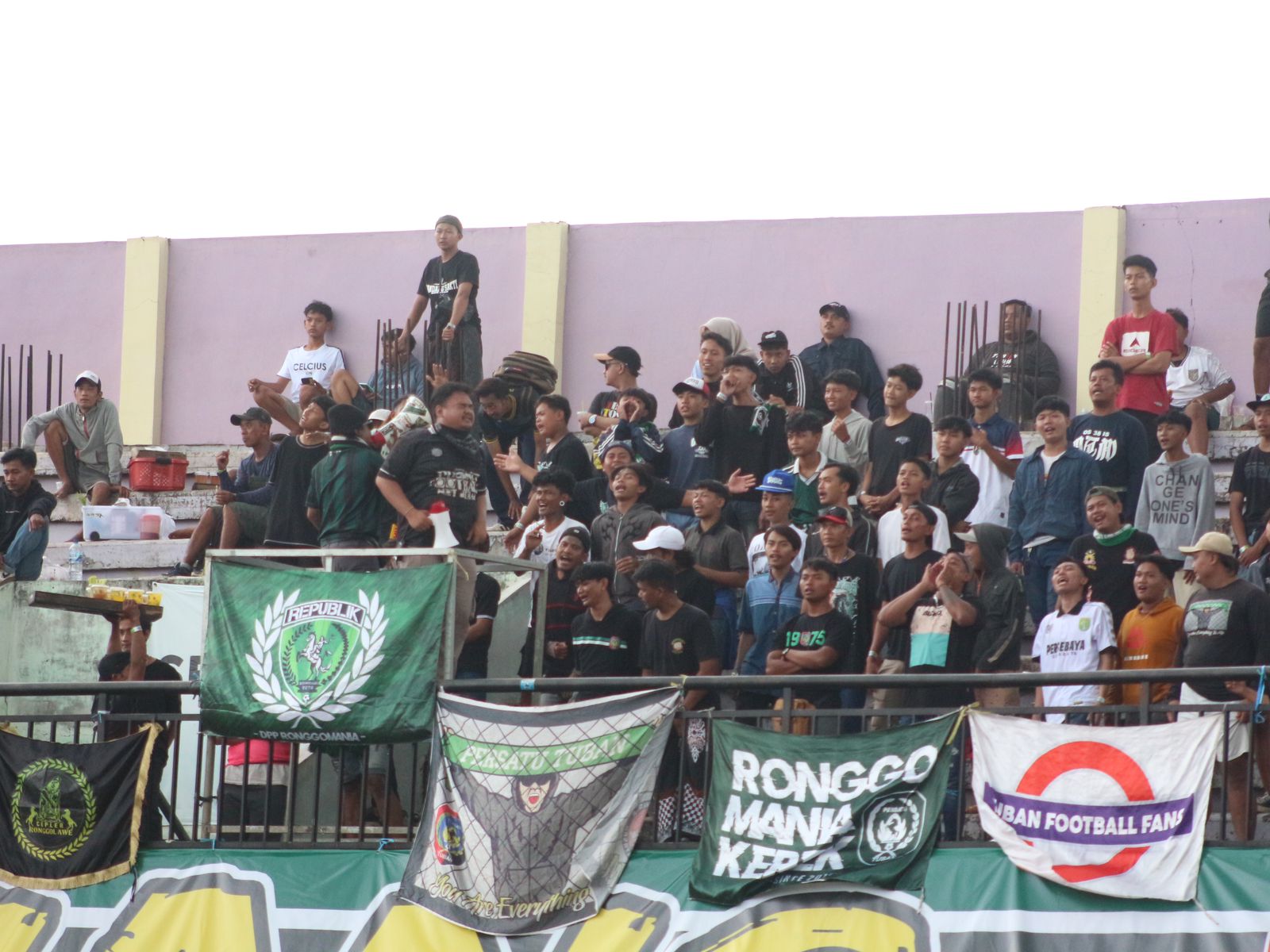 Pemain Persatu Tuban berselebrasi di depan para suporter setelah mencetak gol pada pertandingan babak penyisihan Grup C Liga 4 Kapal Api Piala Gubernur Jawa Timur 2025.