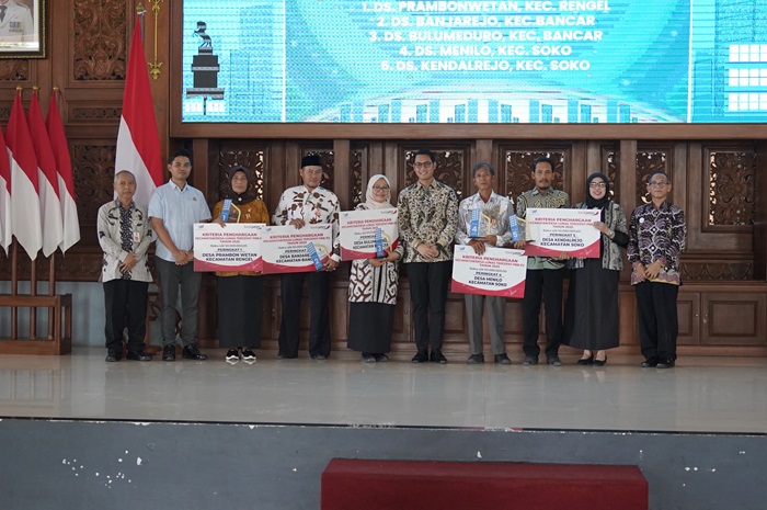 Bupati Aditya Halindra Faridzky menyerahkan hadiah sepeda motor dan penghargaan kepada camat dengan pelunasan PBB-P2 tercepat.