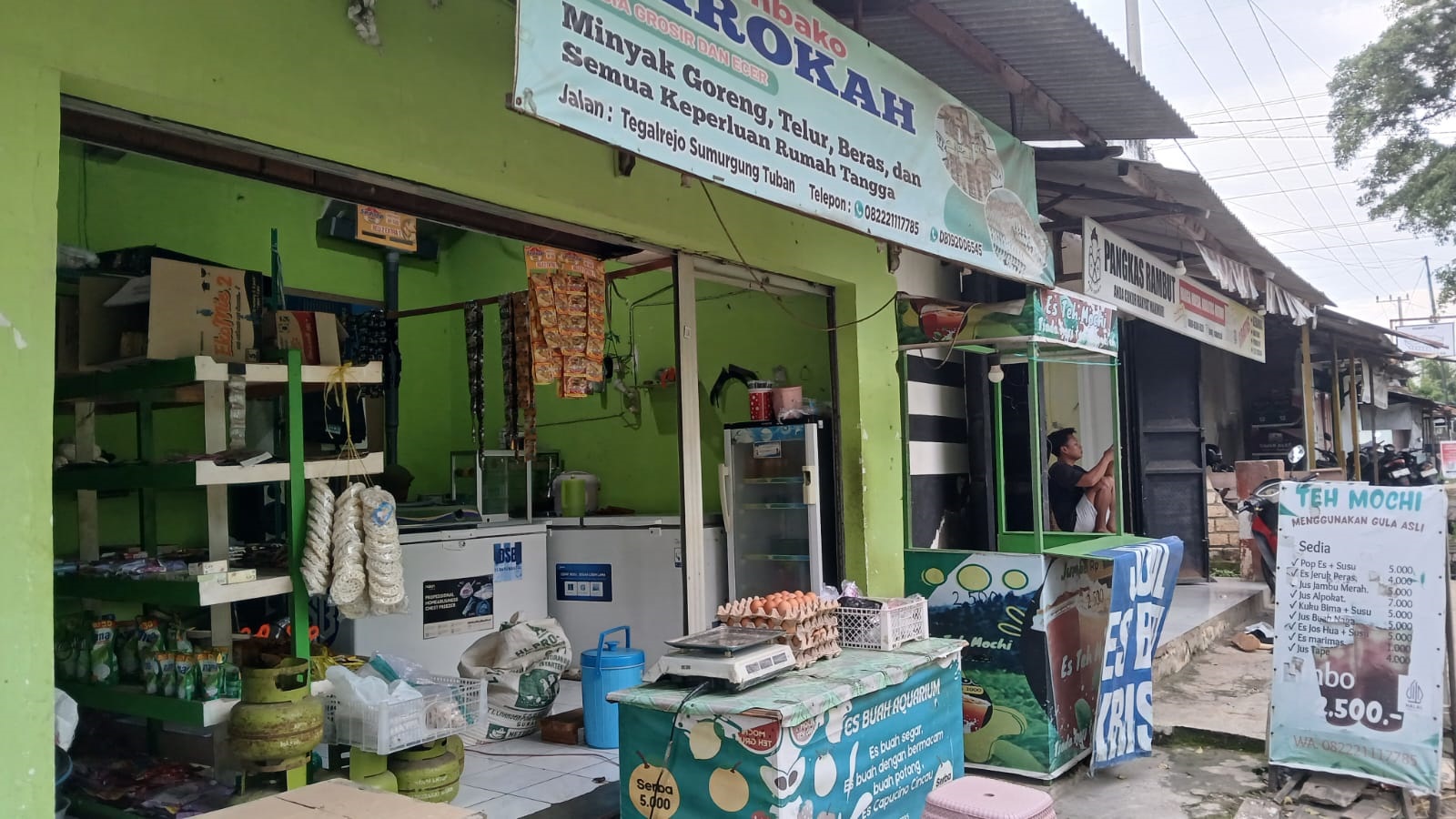 Kios di depan Pasar Bongkol, Desa Sumurgung, Kecamatan Tuban yang akan digusur dalam waktu dekat.