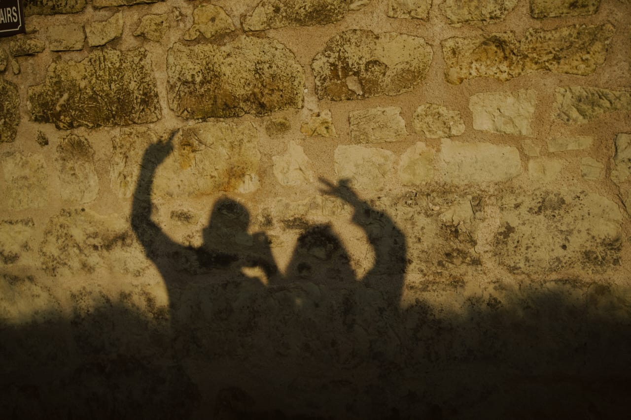 Ilutrasi jasa sewa teman, fenomena anak muda. Foto oleh Martin Baron di Unsplash