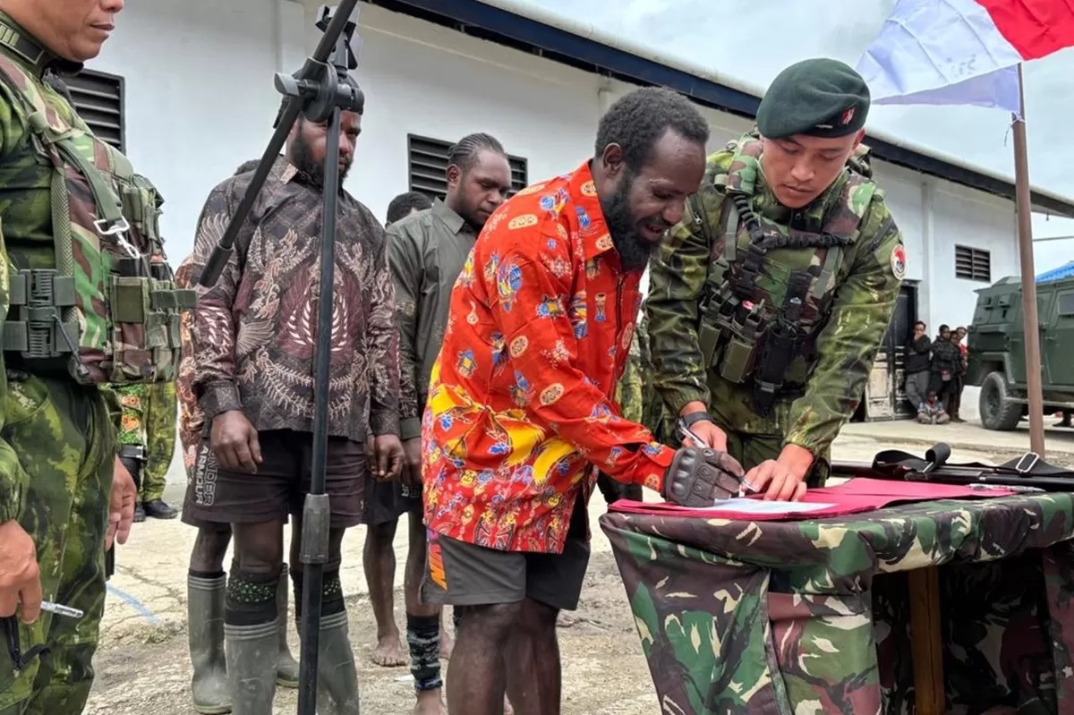 Ikrar setia tujuh orang mantan anggota Tentara Pembebasan Nasional Papua Barat (TPNPB) Organisasi Papua Merdeka.