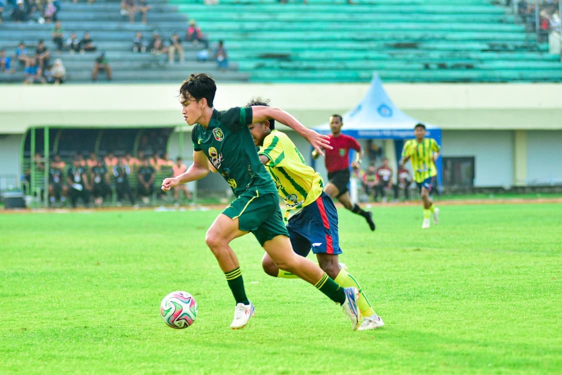 Aksi Iryanto Wandik, pemain Persatu Tuban ketika berlaga di babak penyisihan Grup C Liga 4 Kapal Api Piala Gubernur Jawa Timur 2025.