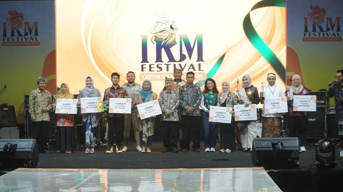 Sekda Tuban Budi Wiyana didampingi Kepala Disnakerin Tuban Rohman Ubaid memberikan penghargaan kepada IKM berprestasi dari berbagai kategori.&nbsp;