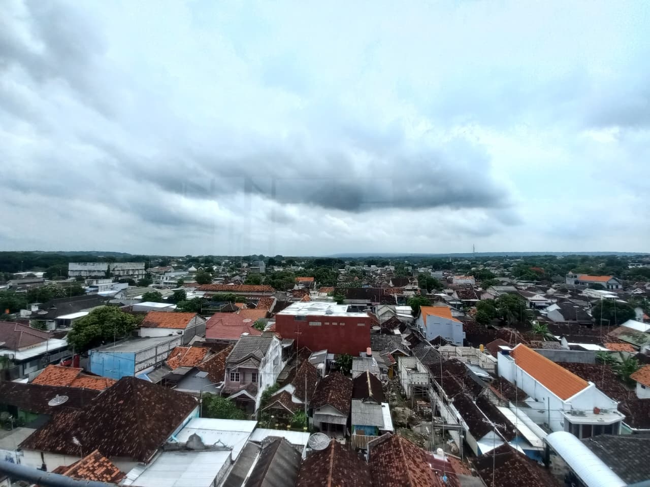 Langit Tuban dalam beberapa hari terakhir tampak diselimuti mendung. Hujan lebat diprediksi mengguyur hingga akhir tahun nanti.