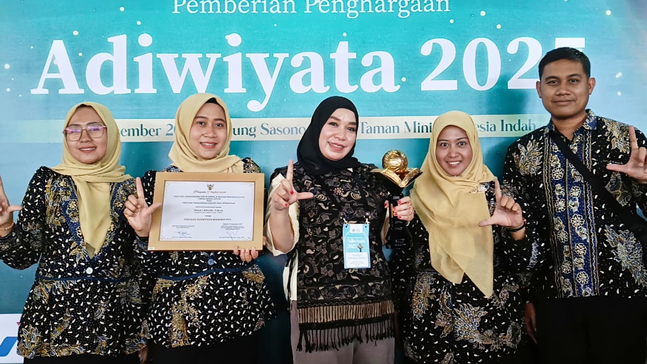 Kepala SMAN 1 Rengel bersama jajaran guru usai mendapatkan penghargaan Sekolah Adiwiyata Mandiri Nasional dari Kementerian Lingkungan Hidup RI.