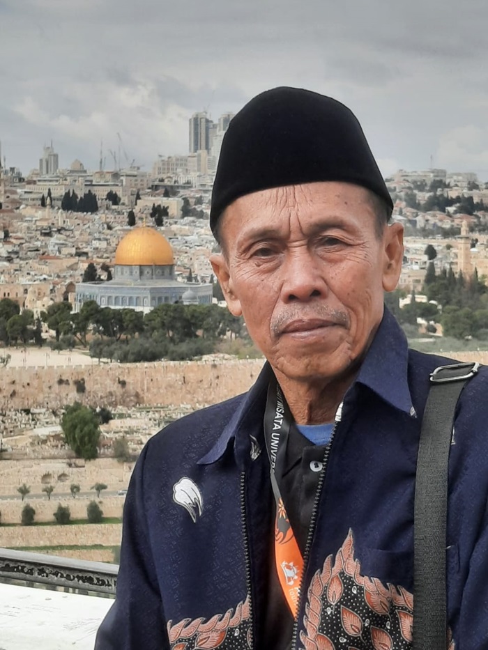 H. Khafid, ulama Singgahan, Tuban dengan latar foto Masjid Al Aqsa di Yerusalem, Palestina
