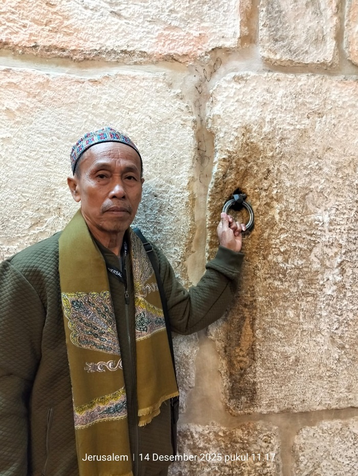 H. Khafid memegang gelang besi di yang dipakai mengikat Buroq di Masjid Al Aqsa.
