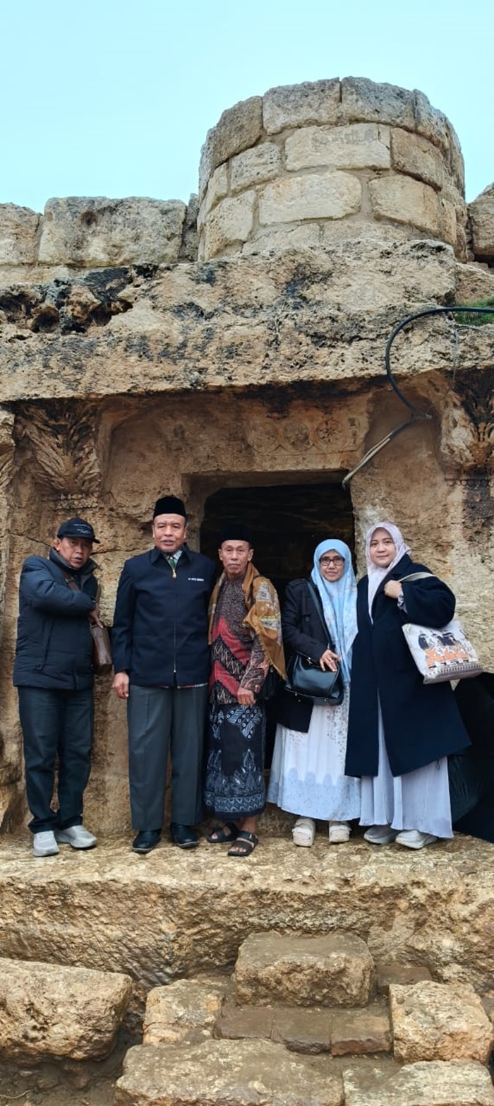 Rombongan berziarah di Gua Ashabul Kahfi, Amman, Rabu (17/12). Gua yang diabadikan dalam Surah Al-Kahfi.