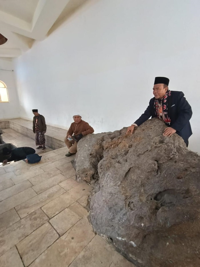 Uyun Musa, Sumur Nabi Musa di Semenanjung Sinai, Mesir. Sebongkah batu dengan 12 mata air di bawahnya itu konon dipukul tongkat Nabi Musa untuk memberi minum Bani Israil.