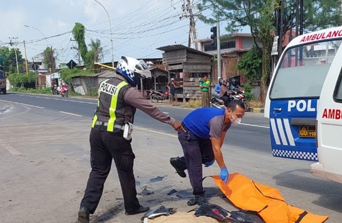 Anggota Satlantas Polres Tuban mengevakuasi korban kecelakaan di jalan Tuban-Bancar, persisnya di Simpang Empat Pelabuhan Semen Indone