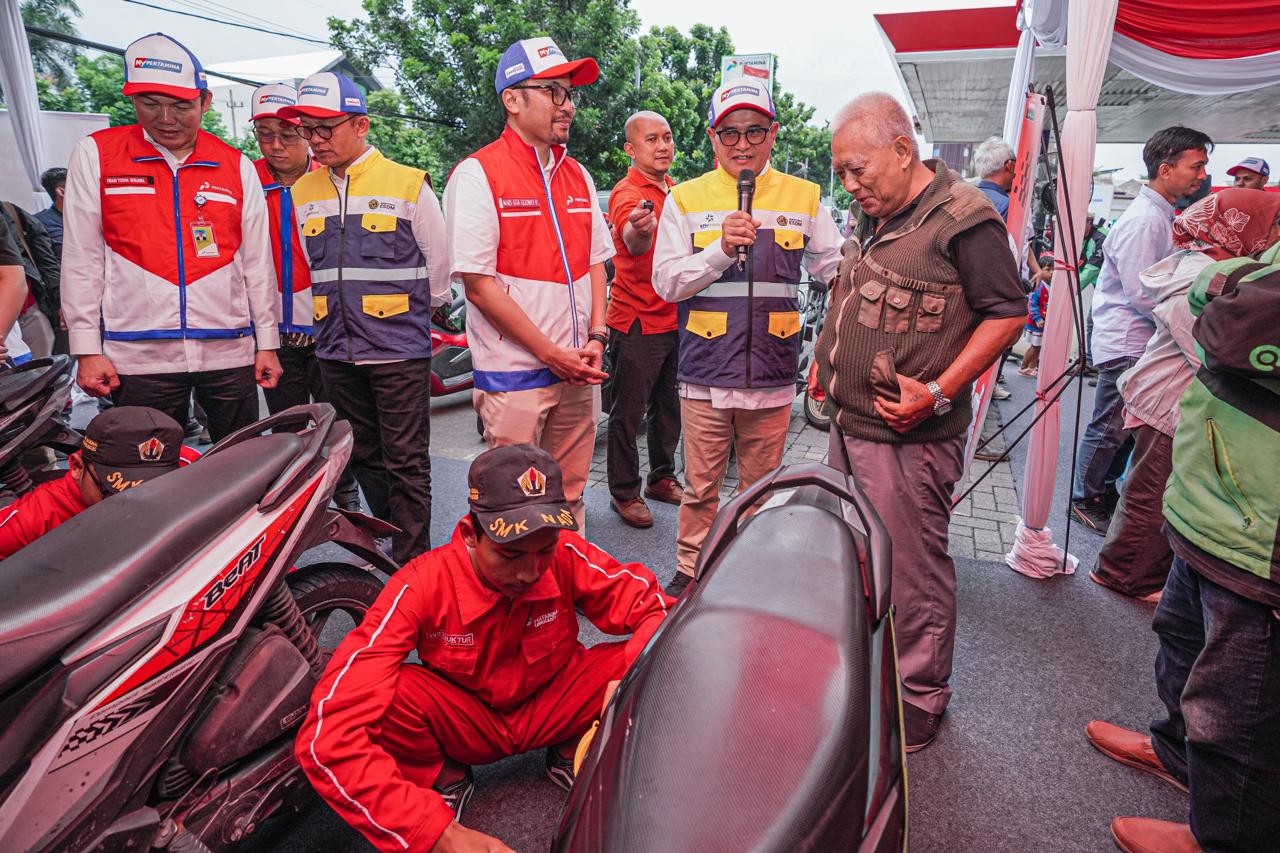 Lewat program Pertamina Patra Niaga Berbagi, ojol Surabaya dapat ganti oli gratis & bantuan sekolah