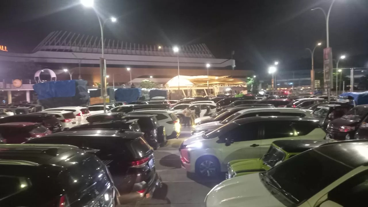 MENUNGGU KAPAL: Pemudik menanti kapal untuk bisa menyeberang ke Pelabuhan Bakauheni, Lampung, Minggu (23/30).