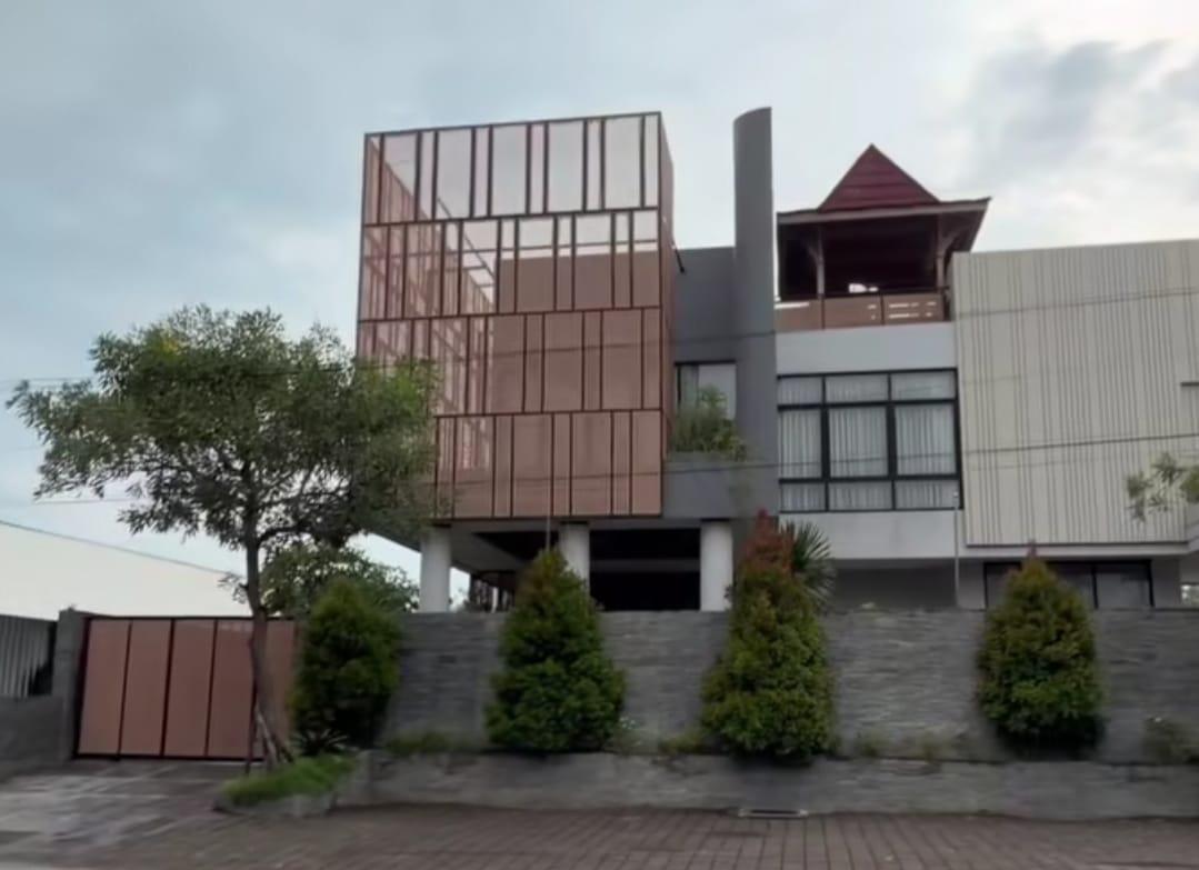 Rumah Denny Cak Nan di Ngawi Sering jadi lokasi COD warga.