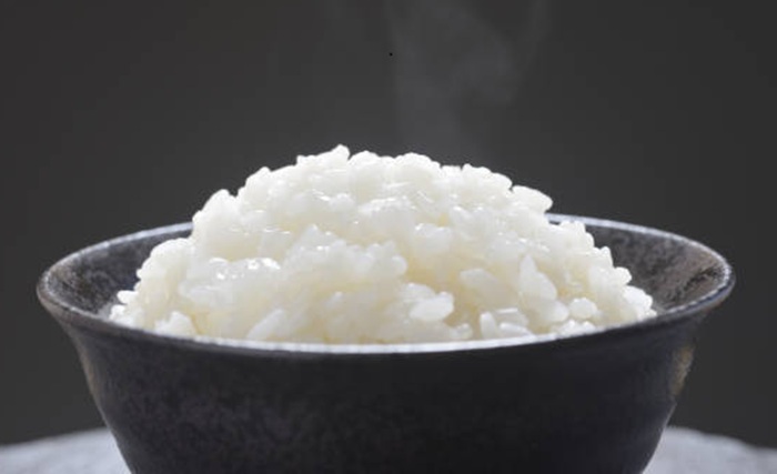 Semangkuk nasi putih yang masih hangat.