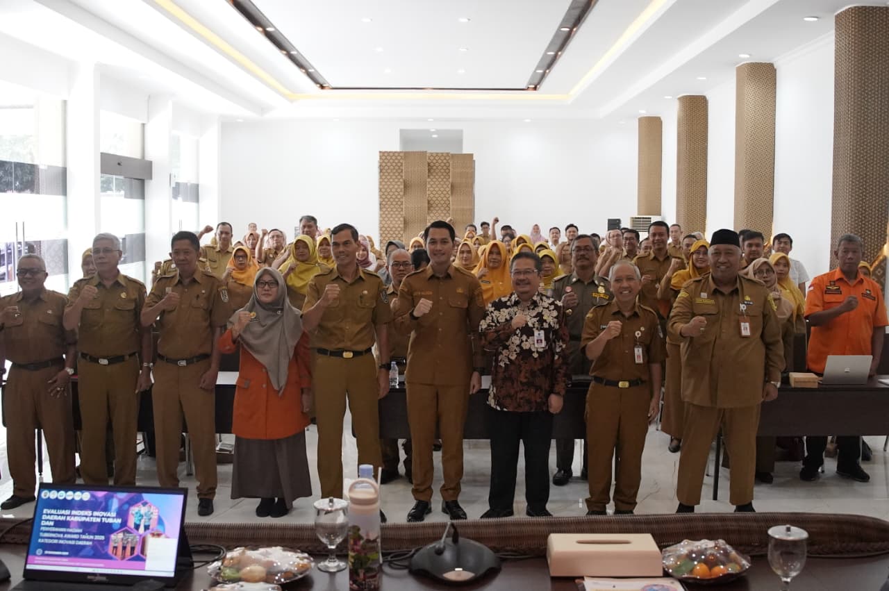 Kepala Badan Riset dan Inovasi Daerah (Brida) Provinsi Jawa Timur adalah Dr. Andriyanto, S.H., M.Kes (batik) bersama Bupati Tuban Mas Lindra dan Sekda Tuban Budi Wiyana dalam kegiatan Evaluasi IID.