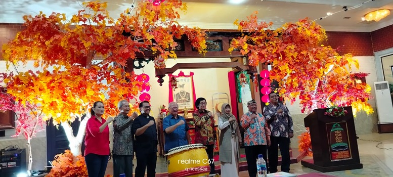 Alim Sugiantoro  (empat dari kanan) bersama Kepala Majelis Tinggi Agama Konghucu Indonesia Pusat Xs Ir Budi Santoso Tanuwibowo (empat dari kiri), Kepala Kemenag Tuban Umi Kulsum (tiga dari kanan).