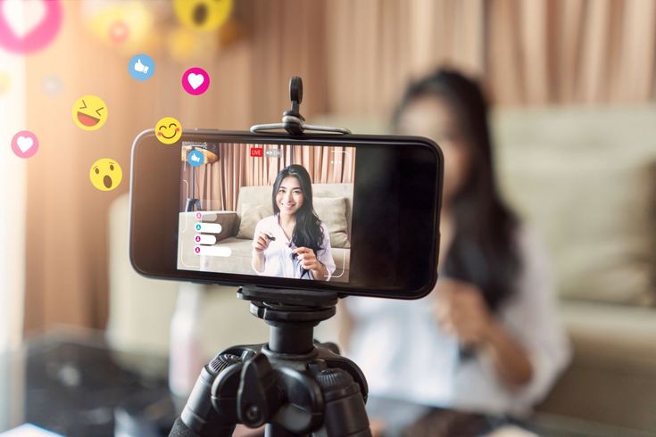 Seorang influencer tengah membuat konten