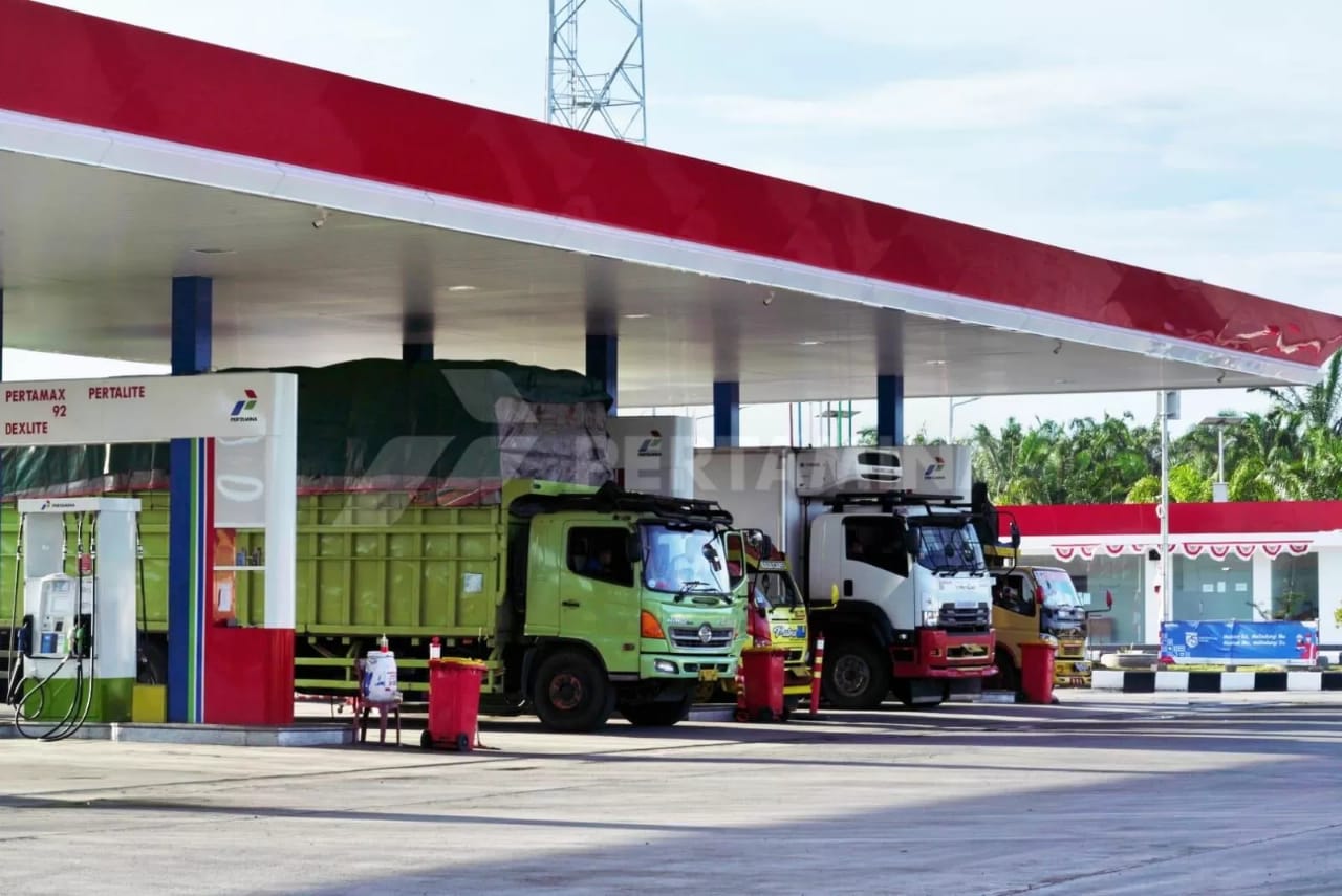Ilustrasi truk yang sedang mengisi bahan bakar solar.