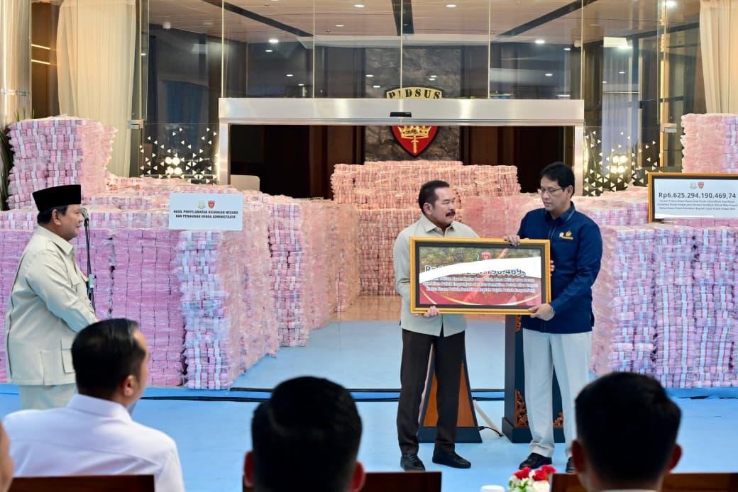 Presiden Prabowo Subianto menyaksikan Jaksa Agung ST Burhanuddin (kedua dari kiri) menyerahkan secara simbolis uang hasil penagihan denda, Rabu (24/12).