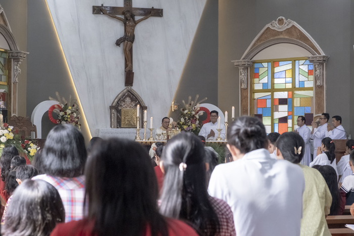 Umat Kristiani mengikuti Misa Pagi di Gereja Katolik Santo Petrus Tuban, Jalan Panglima Sudirman, kemarin (25/12).