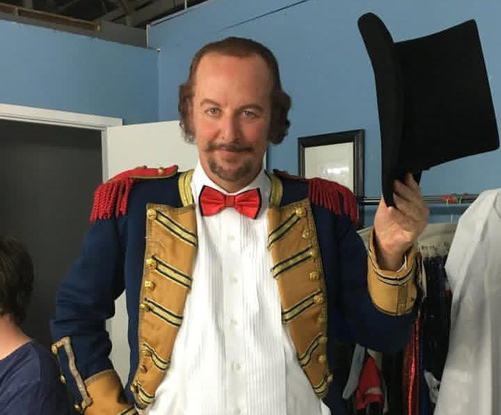 Aktor Daniel Stern seorang sutradara, penulis skenario, dan seniman Amerika yang terkenal karena perannya sebagai Marv Murchins dalam film Home Alone.