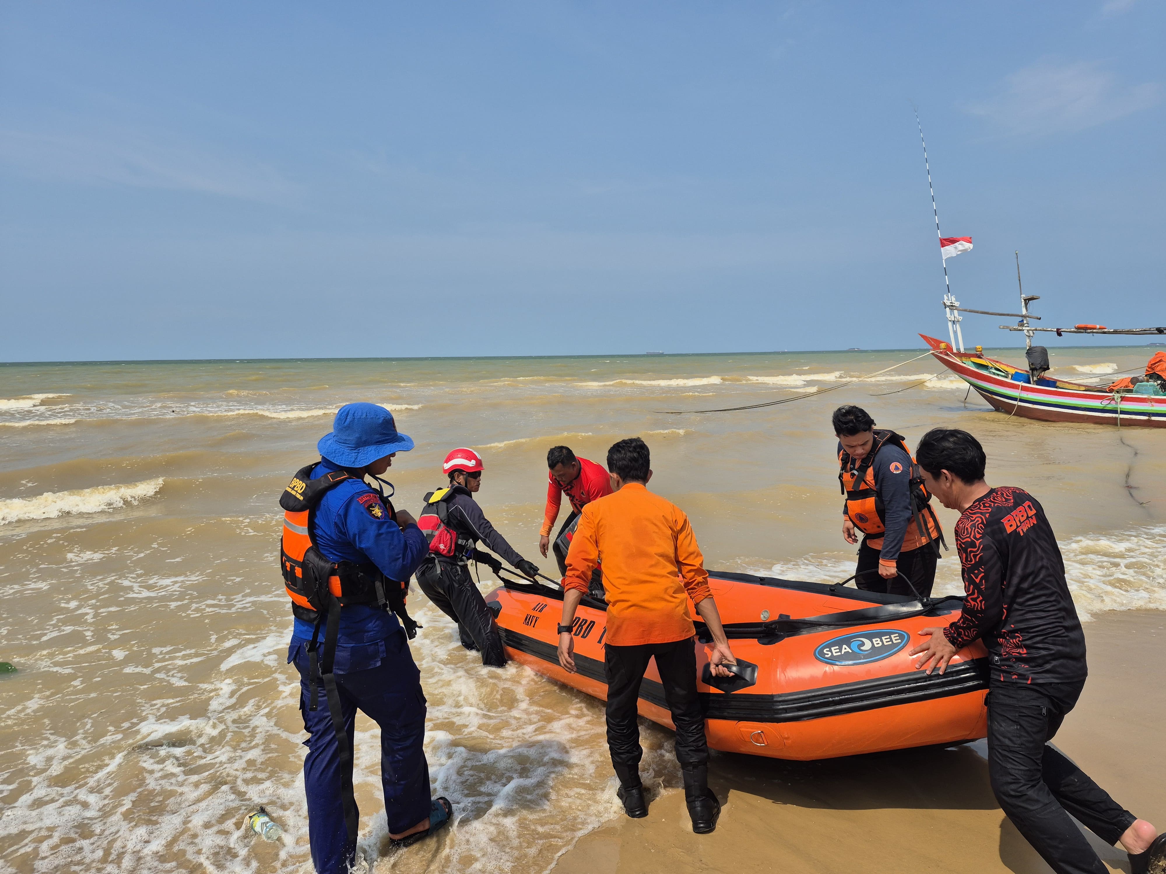 Petugas tim SAR Gabungan mengevakuasi dua bocah tenggelam di pantai Desa/Kecamatan Tambakboyo, kemarin (25/12).