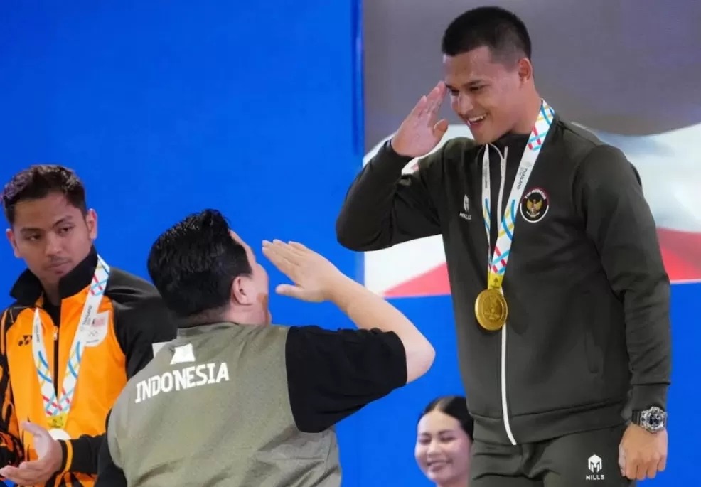 Rizky Juniansyah (kanan) yang berhasil meraih emas di cabor angkat besi SEA Games 2025.