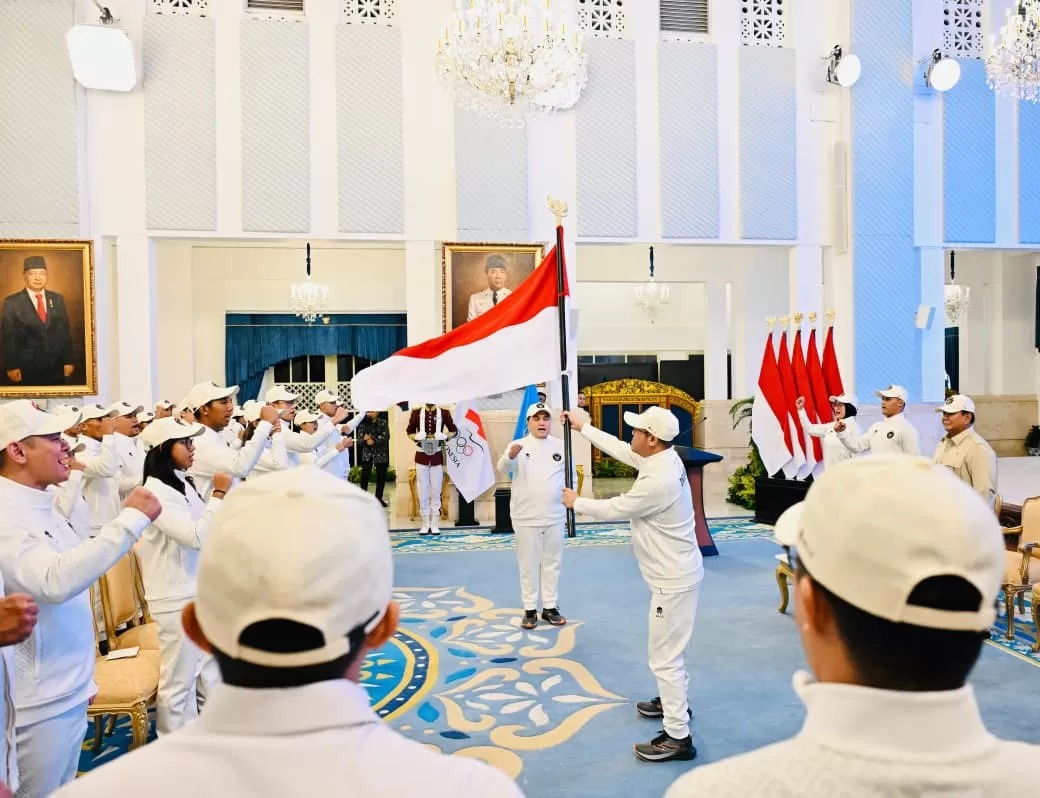 Menpora Erick Thohir menyerahkan bendera Merah Putih kepada CdM Kontingen Indonesia
