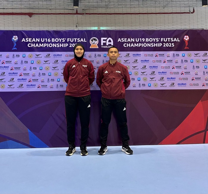 Dua wasit futsal Indonesia, Fitra Fauzi Rahmat dan Tita Rosita.