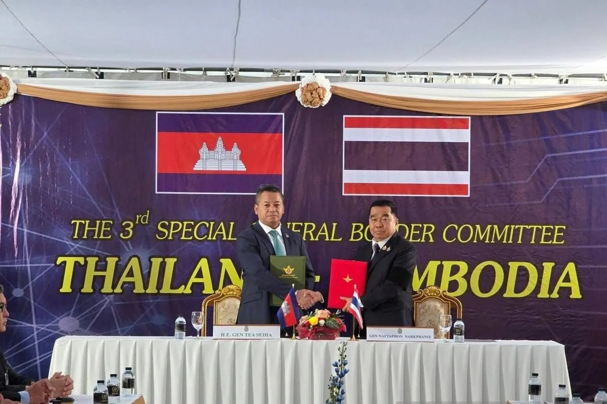 Perwakilan Kamboja dan Thailand menandatangani kesepakatan gencatan senjata.