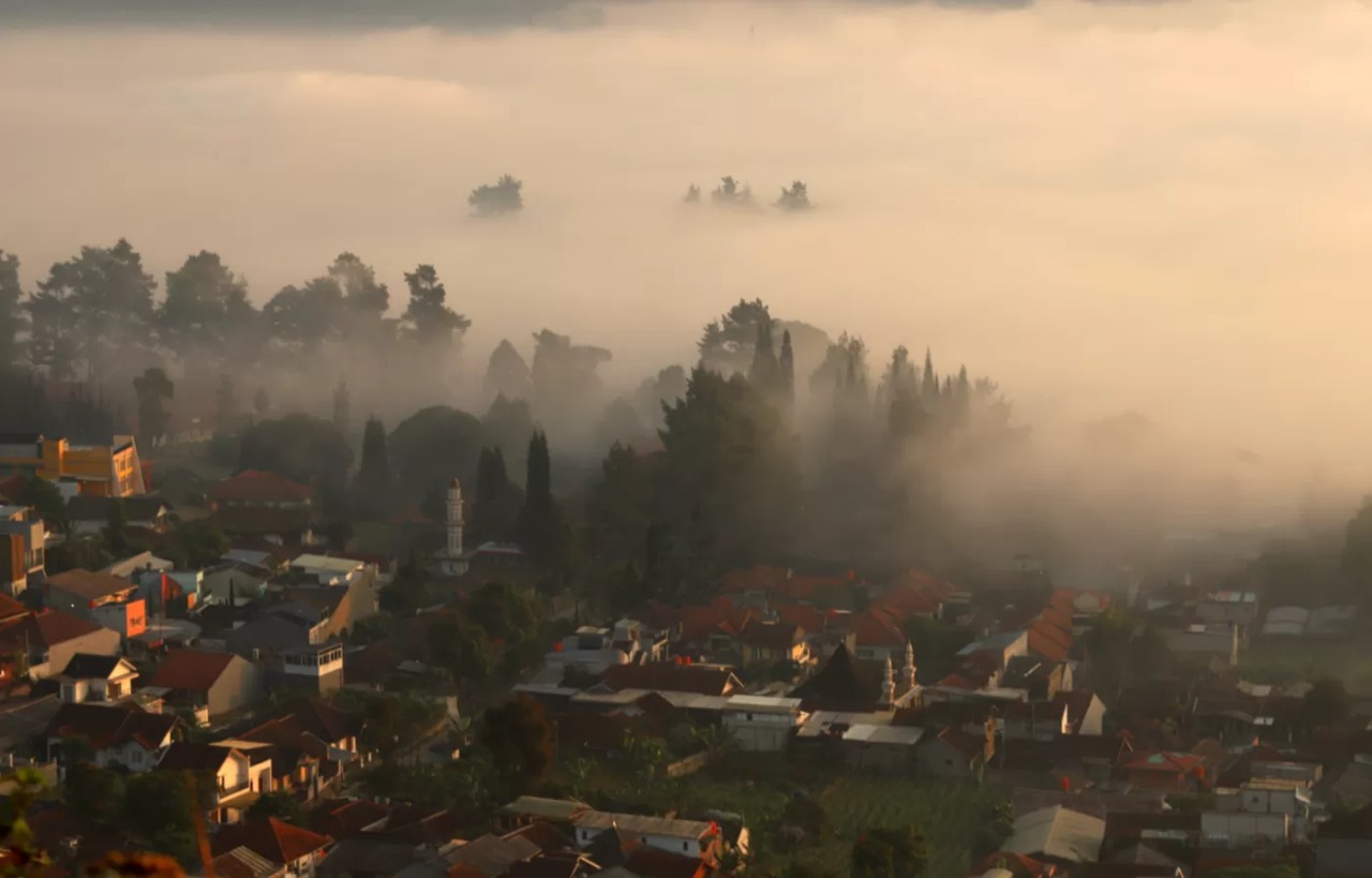 Pemandangan dari atas Gunung Batu Lembang.