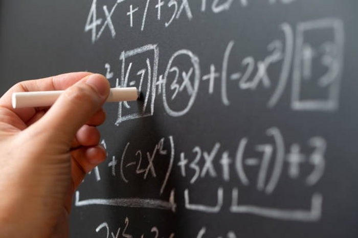 Ilustrasi seseorang yang sedang menherjakan soal matematika.