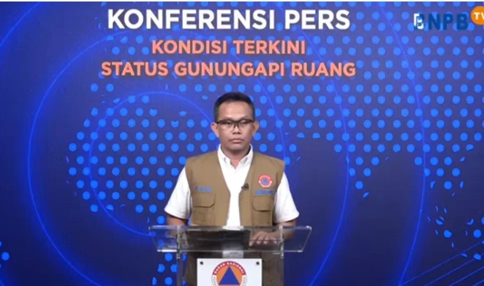 Abdul Muhari selaku Kepala Pusat Data, Informasi, dan Komunikasi Kebencanaan BNPB saat konferensi pers.