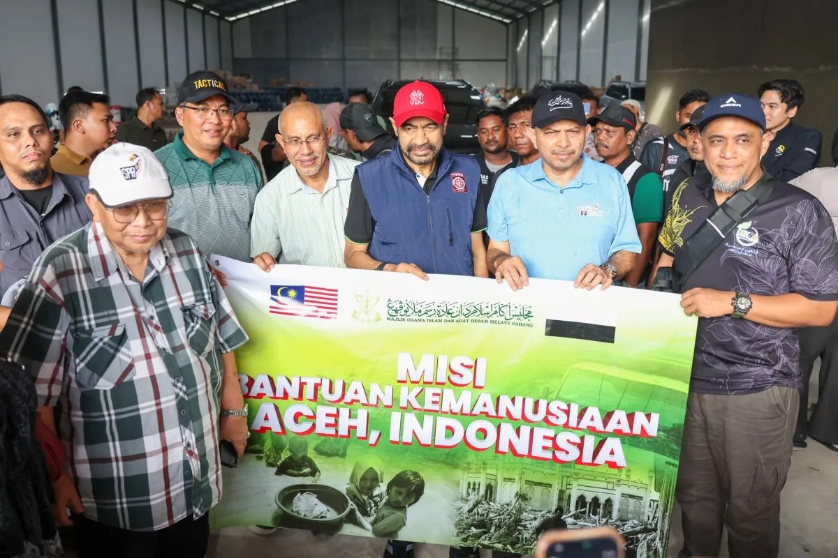 Gubernur Aceh, Muzakir Manaf saat menerima bantuan kemanusiaan dari warga Malaysia yang diserahkan secara simbolis di Aceh Utara, Minggu (28/12).